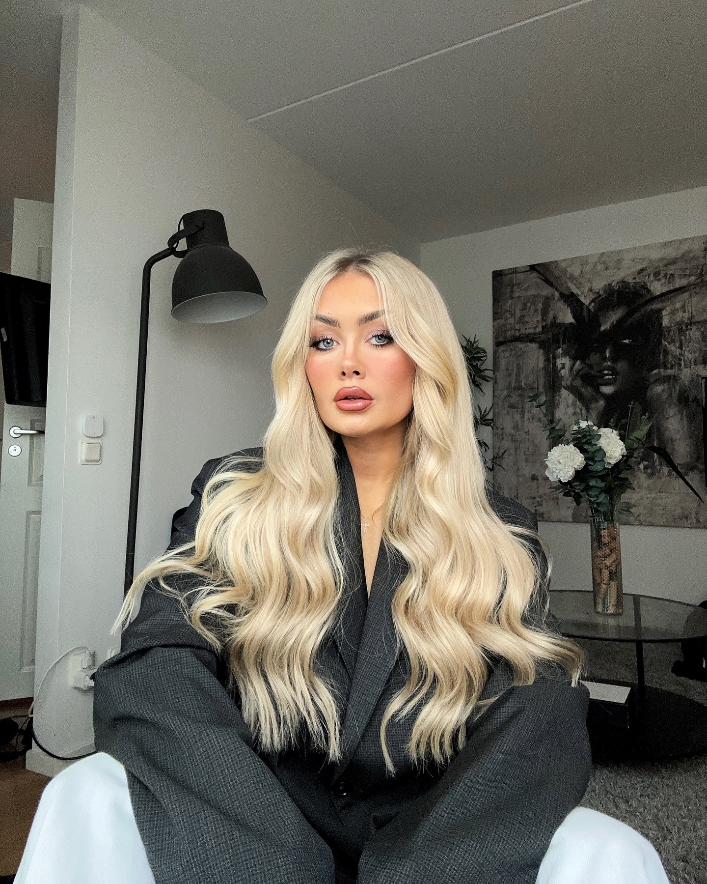 Photo #20 from ronjacarlssons with the caption: [ I samarbete med rapunzelofsweden ] 

Jag är helt kär i deras extensions, första gången jag tycker att ett löshår är enkelt att styla och kvalitén är helt otrolig! 

Löshåret jag har är deras Premium Tape Extensions i färgerna Honey blonde och Cendre Ash Blonde Mix i längden 50cm. 

AAAAAGH är så nöjd, just look at this???? 
Satte även in de på rapunzels egna salong här i Göteborg, så otroligt duktiga❤️
#rapunzelofsweden rapunzelofsweden