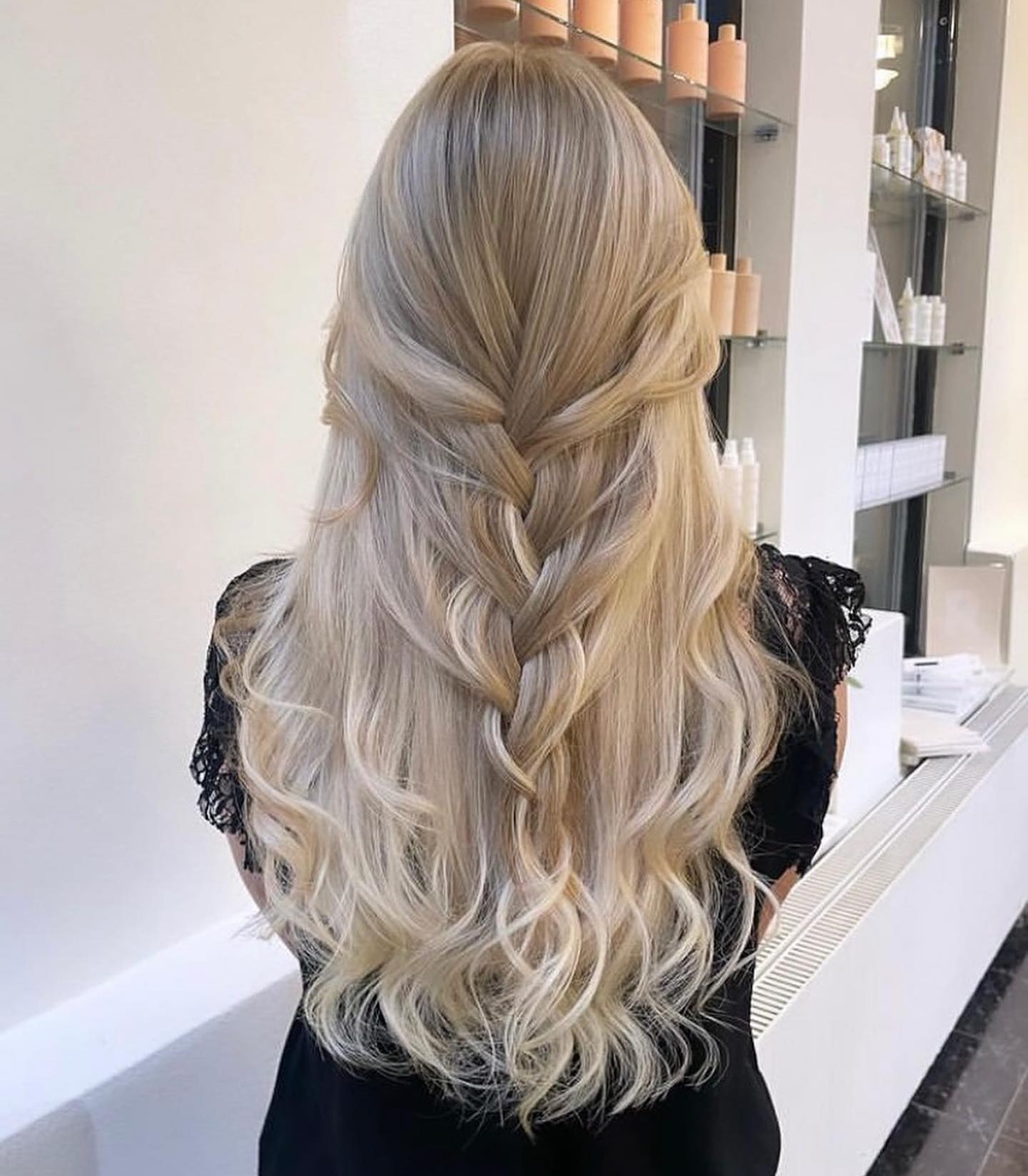 Photo from rapunzelofsweden with the caption No words needed✨

A perfect mix of Cendre Ash Blonde Mix & Cool Platinum Blond Balayage 🤍
@rapunzelgoteborg @nathalie_rapunzel 

#hairextensions #hairextensionspecialist #hairgoals #blondehair #hairfashion #hairideas #hairart #hairtransformation #hairenvy #hairinspiration