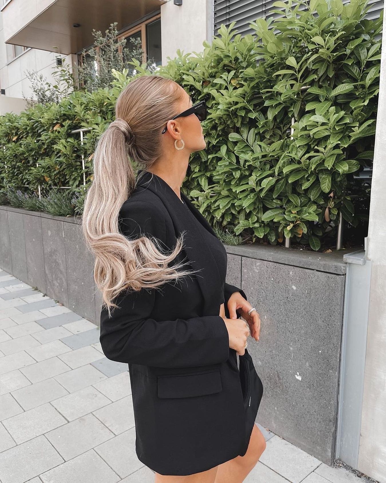 Photo from rapunzelofsweden with the caption I do my hair to stare at my own fab reflection when I walk by store windows! 👀
@stellaarhg in her Clip-in Ponytail in B5.1/7.3 Brown Ash Blonde Balayage
#rapunzelofsweden #hair #longhair #ponytail #hairextensions