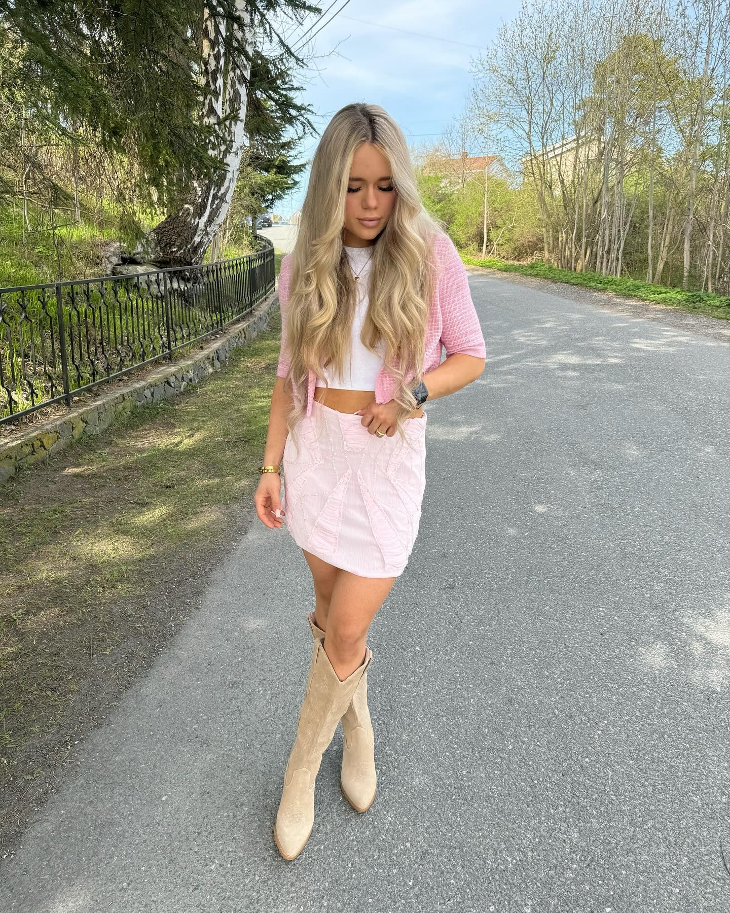 Photo #16 from heddaaholmen with the caption: Klaaart man kickstarter mandagen med litt RÅSAA i feeden💕👸🏼✨☀️ ad// rapunzelofsweden 
Ps: siste uken med rabattkoden min! 
#rapunzelhair#rapunzelofsweden#hairextensions#work#spring#photography#foryou