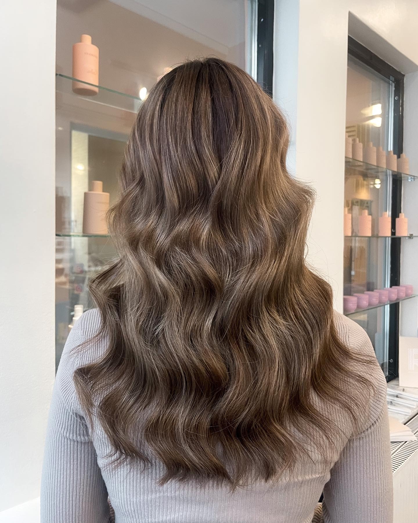 Photo from hairby.phillips with the caption Färg & extensions ✨
Bottenfärg: KP 66/0
Lowlights: CT 7/97 & 7/89
Nyansering: 9/97 & 7/1
Extensions 40cm: 
60g - B2.3/5.0 
60g - 2.0