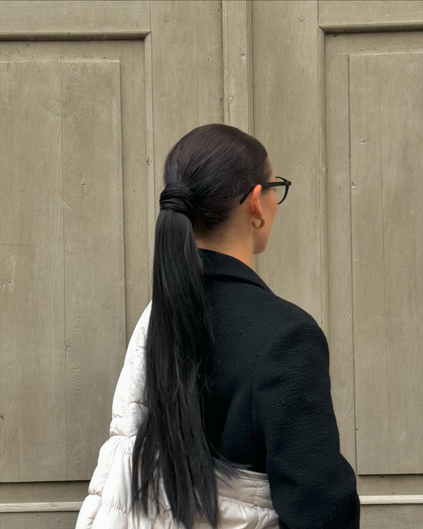 Photo #12 from die.josiii with the caption: anzeige| 
loving my long vegan ponytail from rapunzelofsweden 🖤🍂☕️
1.2 brown black 50cm 

perfect for fall looks !!!