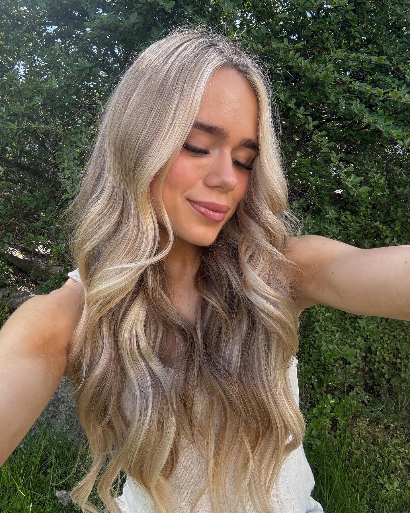 Photo #14 from heddaaholmen with the caption: ✨🌼☺️ 
Ad/
Her bruker jeg 
✨Tape hair extensions i fargen 👉🏻Cool Platinum Blonde Balayage sammen med Ash Blonde Mix i 50 cm

#rapunzelhaircare#rapunzelofsweden#hairextensions#sweeden#haircare#beauty#spring#makeup#