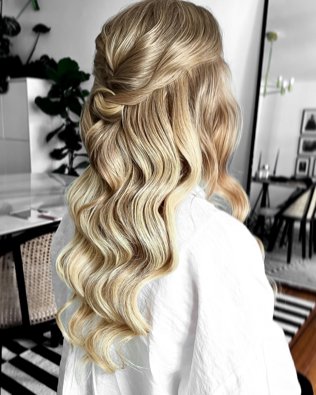 Photo #10 from rapunzelofsweden with the caption: We love how this wavy hairstyle by @gleamblush looks casual enough for a day-to-day wear, but also classy enough to work with any bridal look! 🤍

#rapunzelofsweden #mermaidwaves #wavyhair #hairextensions #tapehairextensions