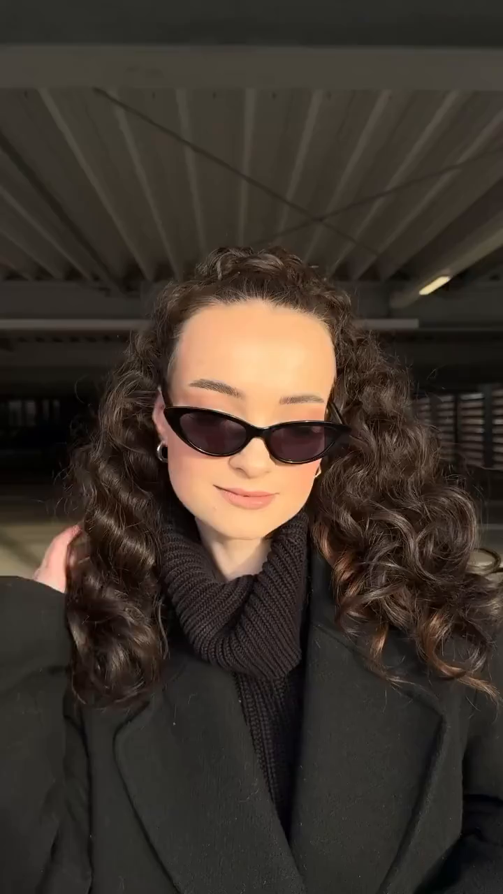 Video #5 from karolinemue with the caption: love is in the hair 🤎 rapunzelofsweden #rapunzelofsweden 
vegan clip-in ponytail | beach wave | chocolate brown 50cm