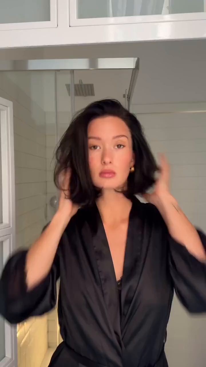 Video #2 from aalexandraeklund with the caption: This is how a style my mid length bob and how I get the perfect old money vibe that we all LOVE😍 As you know, I am currently on my hair journey, trying to get healthy, long hair and there for I do not style it as often but when I do I think it is so so so important to use the right products to protect and hydrate my hair. In the video I use the rapunzelofsweden moisture and protection spray to hydrate and then I use their heat and styling spray to protect from heat and to also keep the style all day. Also need to add that they smell soo good. Like coming directly from the hair saloon 🤤 I was also impressed by the texture that the heat protection spray gave to my hair. Made it feel thick and bouncy👌🏻👌🏻 - Advertisement

#UGC #ugccreator #ugckreatör #creator #microinfluencer #rapunzel #oldmoneytyle